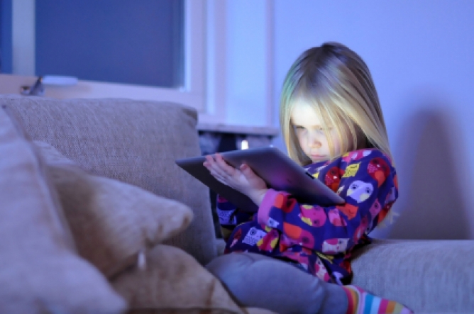 Picture from Pediatricians Say: Max 2 Hours of Screen Time and Keep Electronics Out Of Bedrooms